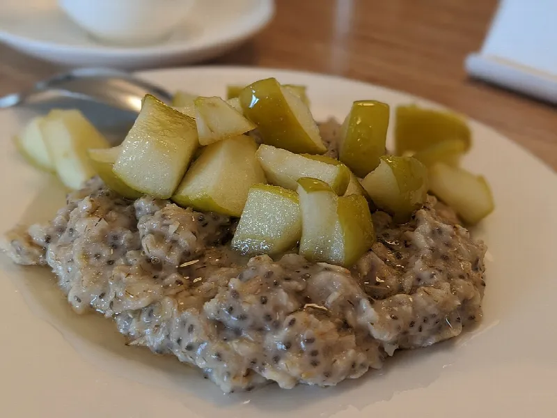 Овсянка с яблоком и корицей